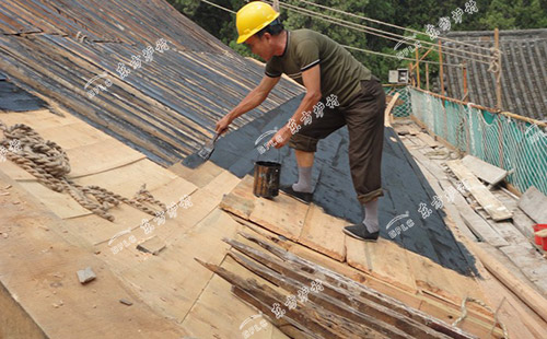 耐火浇注料施工前受压件涂抹沥青