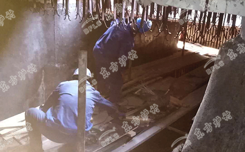 自流式浇注料跟不同的浇注料相比，他的流动性更适合复杂的施工地形