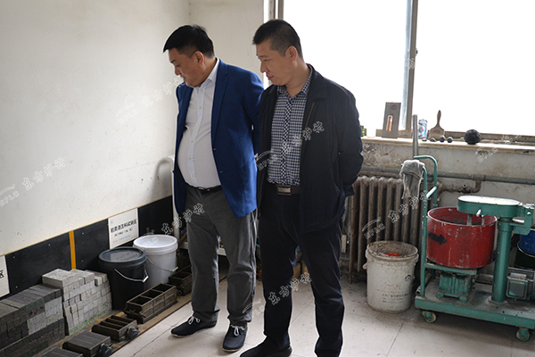 张董事长介绍东方炉衬试验设备