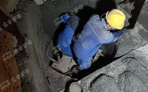 东方炉衬简单介绍无搅拌耐火浇注料